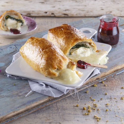 Folhados de queijo com compota de frutos vermelhos